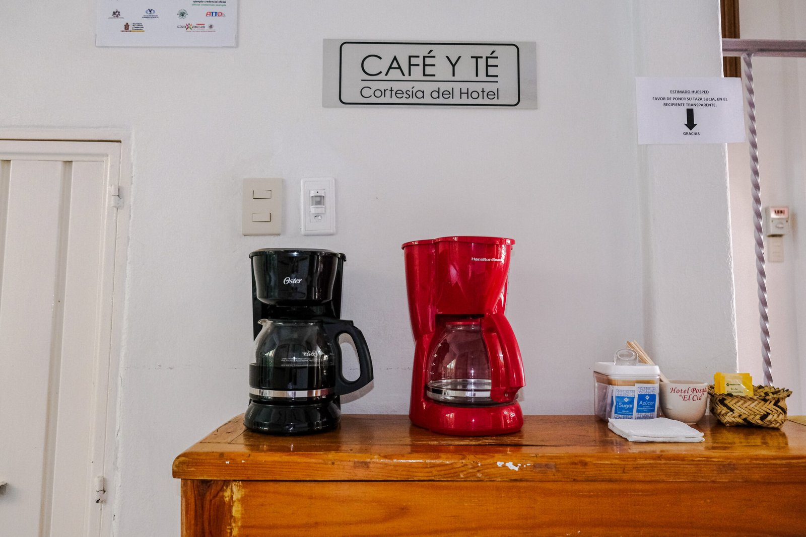 Estación de café y té de cortesía