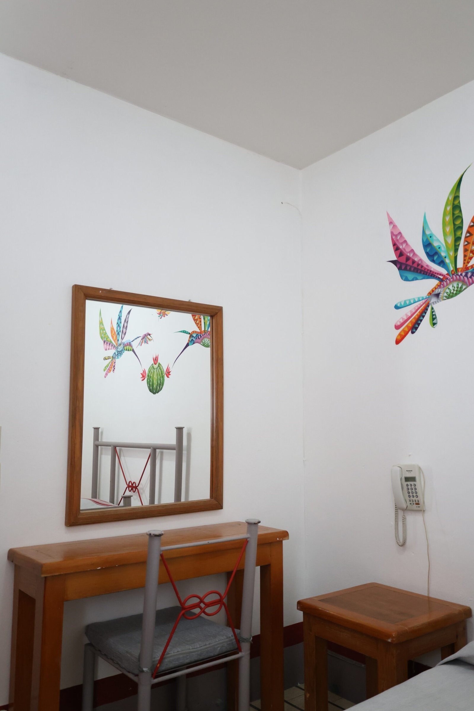 Escritorio con espejo que refleja el mural