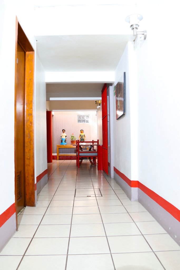 Pasillo con figuras de barro al fondo