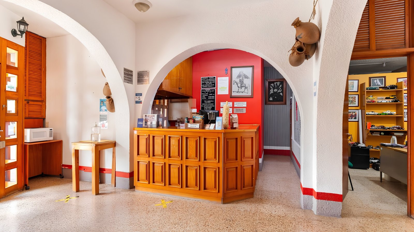 Recepción del hotel con arco y mostrador de madera